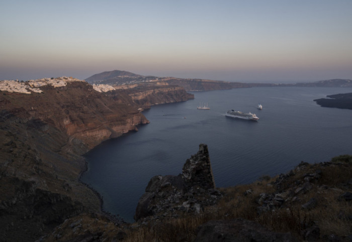 (VIDEO) Serija zemljotresa uništava Santorini: Nestala čuvena Crvena plaža