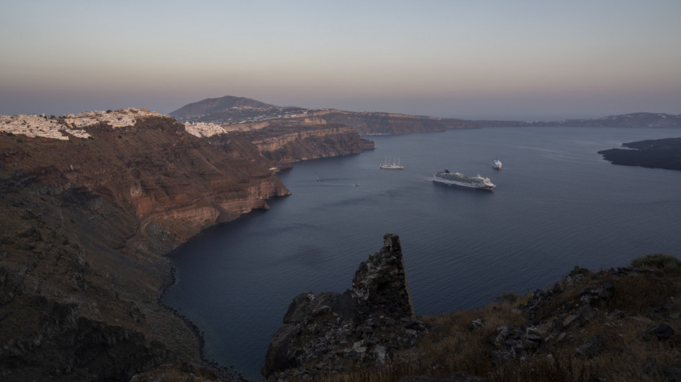 (VIDEO) Serija zemljotresa uništava Santorini: Nestala čuvena Crvena plaža