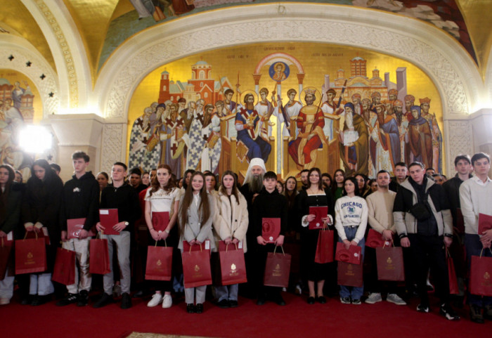 Patrijarh dodelio stipendije za 86 učenika i studenata iz porodica sa više dece