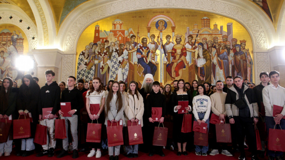 Patrijarh dodelio stipendije za 86 učenika i studenata iz porodica sa više dece