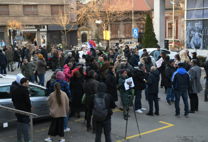 (FOTO) "Za pravdu, ne za pare": Protest advokata ispred zgrade RTS, nezadovoljni izveštavanjem Javnog servisa