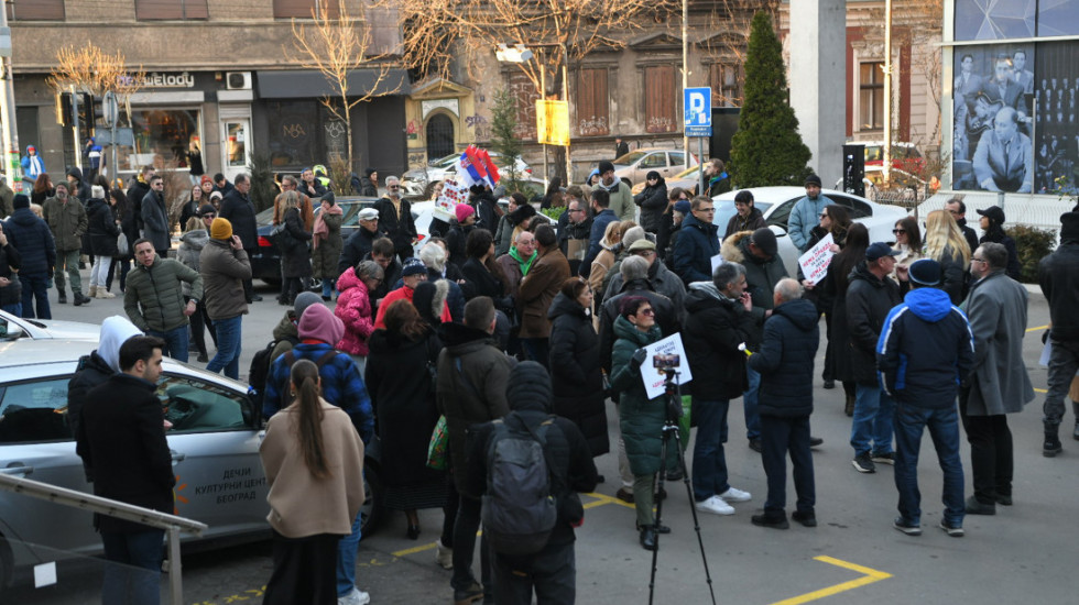 (FOTO) "Za pravdu, ne za pare": Protest advokata ispred zgrade RTS, nezadovoljni izveštavanjem Javnog servisa