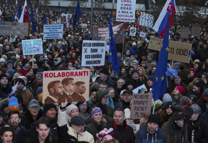 (FOTO) Desetine hiljada ljudi na protestu u Bratislavi, traže ostavku slovačkog premijera Fica