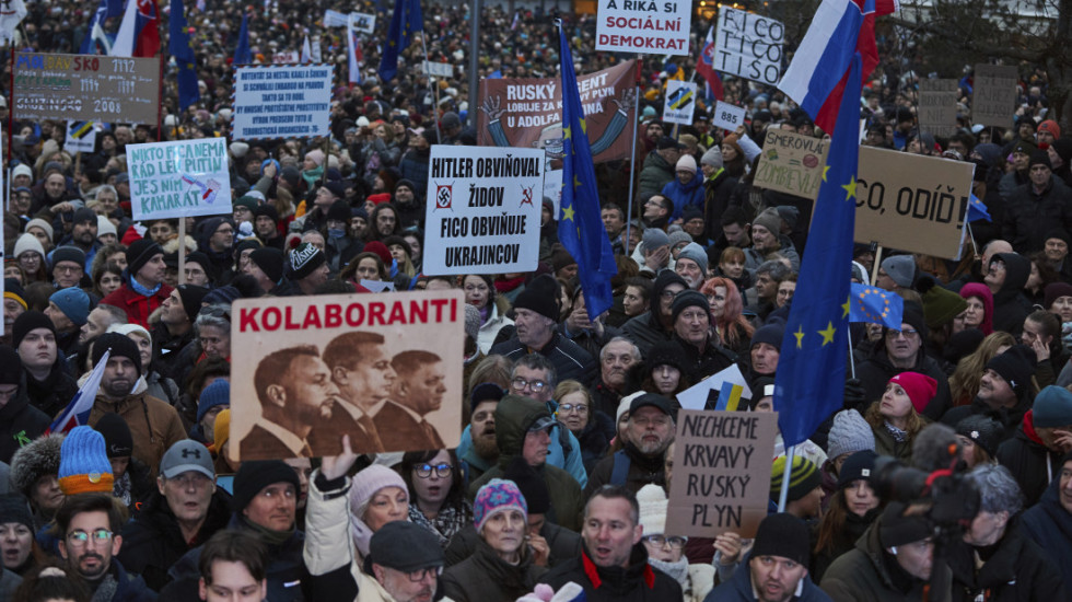 (FOTO) Desetine hiljada ljudi na protestu u Bratislavi, traže ostavku slovačkog premijera Fica