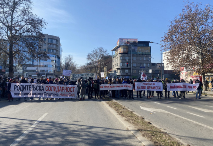 (FOTO/VIDEO) Novosadski roditelji i građani u šetnji podrške prosvetnim radnicima i studentima