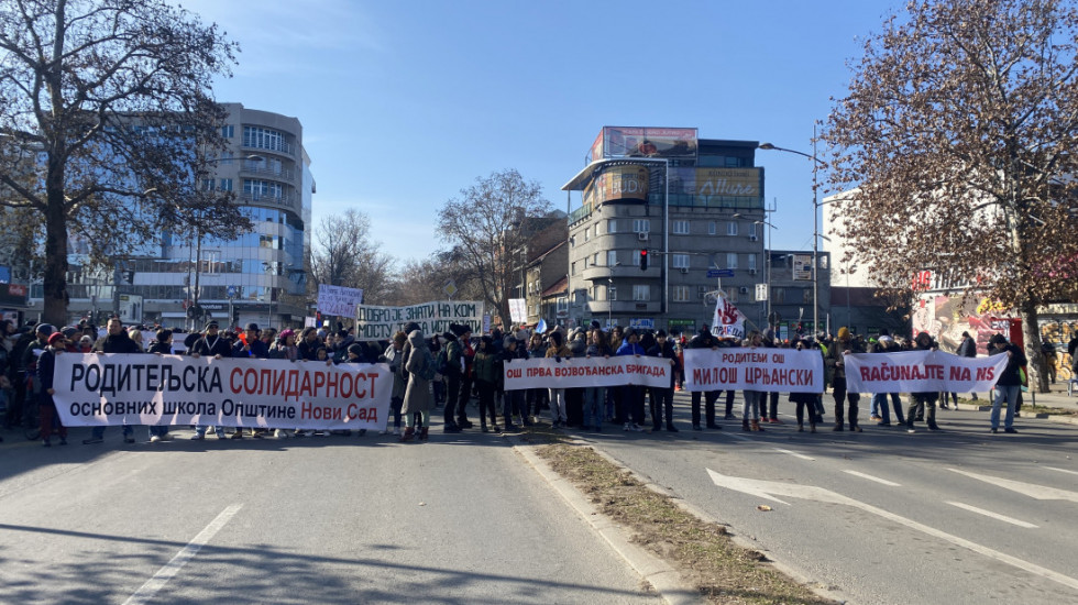 (FOTO/VIDEO) Novosadski roditelji i građani u šetnji podrške prosvetnim radnicima i studentima