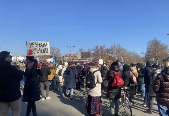 (VIDEO) Performans u Novom Sadu: "Potraga za rektorom" nije urodila plodom, svi pozvani da ga potraže u Nišu 1. marta