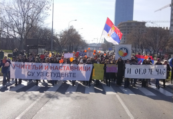 (FOTO/VIDEO) Blokiran kružni tok kod zgrade Opštine Novi Beograd: "Studenti uz prosvetu, prosveta uz studente"