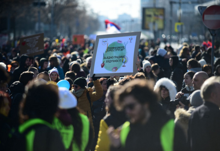 (FOTO/VIDEO) Saobraćaj uspostavljen, završena blokada kružnog toka kod zgrade Opštine Novi Beograd