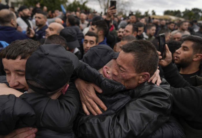 (FOTO) Izrael oslobodio 183 Palestinca, nakon što je Hamas predao tri taoca Crvenom krstu