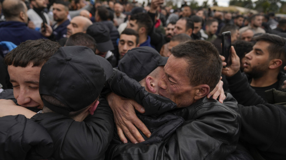 (FOTO) Izrael oslobodio 183 Palestinca, nakon što je Hamas predao tri taoca Crvenom krstu