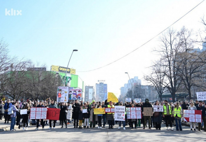 (FOTO) Najmasovnija mirna šetnja u Zenici: Građani izašli na ulice zbog inflacije, poskupljenja, vršnjačkog nasilja