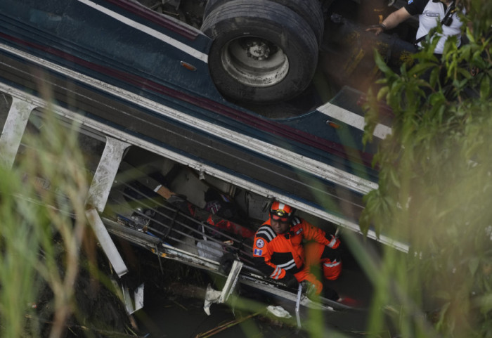 Najmanje 55 osoba stradalo nakon što je autobus pao sa mosta u Gvatemala Sitiju