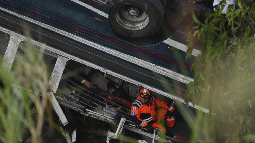 (FOTO) Najmanje 51 osoba stradala nakon što je autobus pao sa mosta u Gvatemala Sitiju