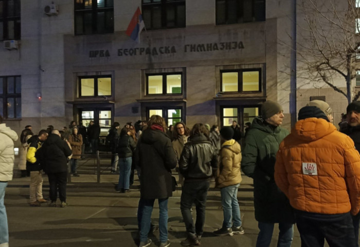 (FOTO/VIDEO) Direktor Prve beogradske gimnazije zaključao učionice, roditelji i učenici ispred škole u znak protesta