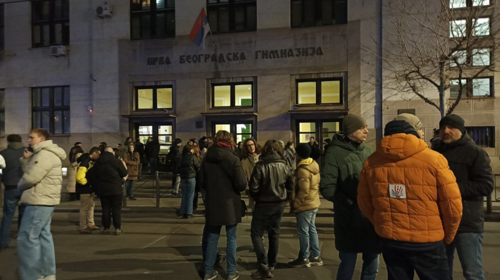 (FOTO/VIDEO) Direktor Prve beogradske gimnazije zaključao učionice, roditelji i učenici ispred škole u znak protesta