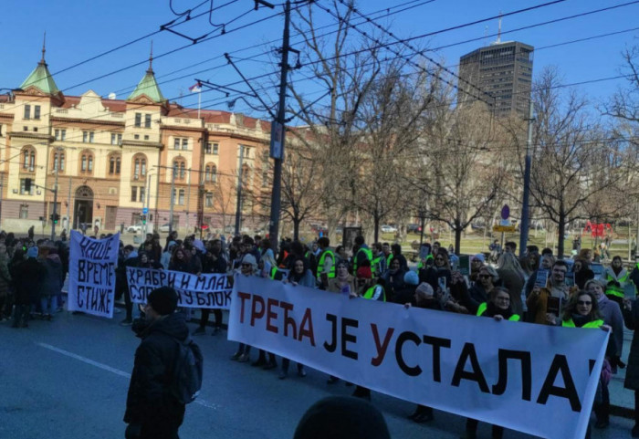 (FOTO/VIDEO) "Držimo vam čas": Protest ispred Ministarstva prosvete, studenti i srednjoškolci uz nastavnike