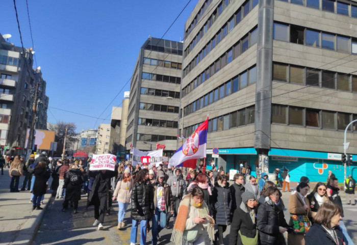 (FOTO/VIDEO) "Putujuće pozorište": Glumci šetaju kroz Beograd, protest se završava tišinom pred Ministarstvom za rad