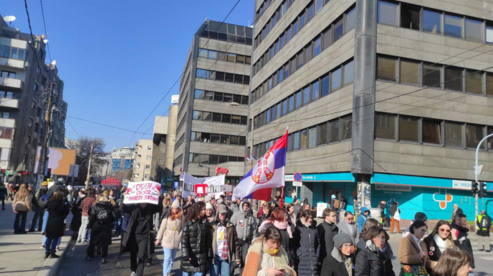 (FOTO/VIDEO) "Putujuće pozorište": Glumci šetali kroz Beograd, protest završen tišinom pred Ministarstvom za rad