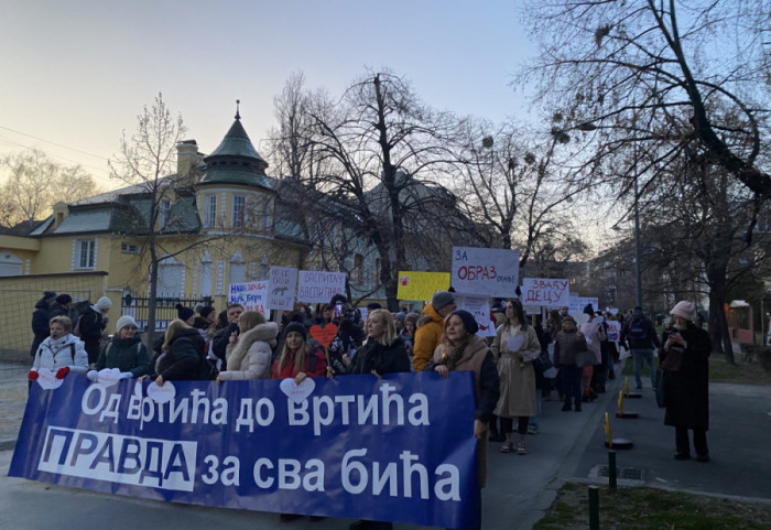 (FOTO) Vaspitači i studenti protestovali ispred Pravnog fakulteta u Novom Sadu: Podrška budućim sudijama i tužiocima