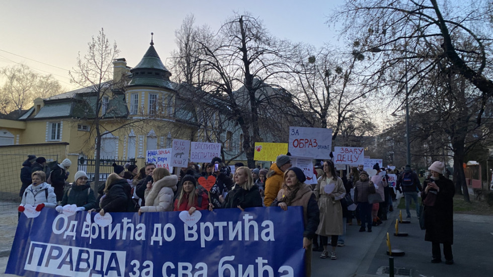 (FOTO) Vaspitači i studenti protestovali ispred Pravnog fakulteta u Novom Sadu: Podrška budućim sudijama i tužiocima