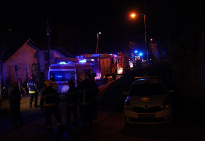 Prevrnula se cisterna na autoputu Novi Sad - Subotica kod Siriga: Iz vozila curi tečnost, vatrogasci na terenu