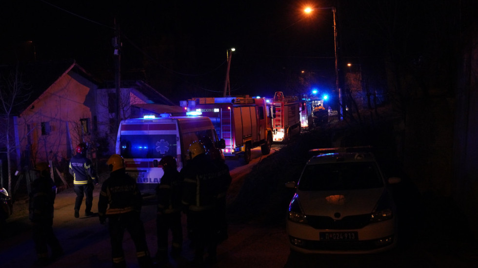 Prevrnula se cisterna na autoputu Novi Sad - Subotica kod Siriga: Iz vozila curi tečnost, vatrogasci na terenu