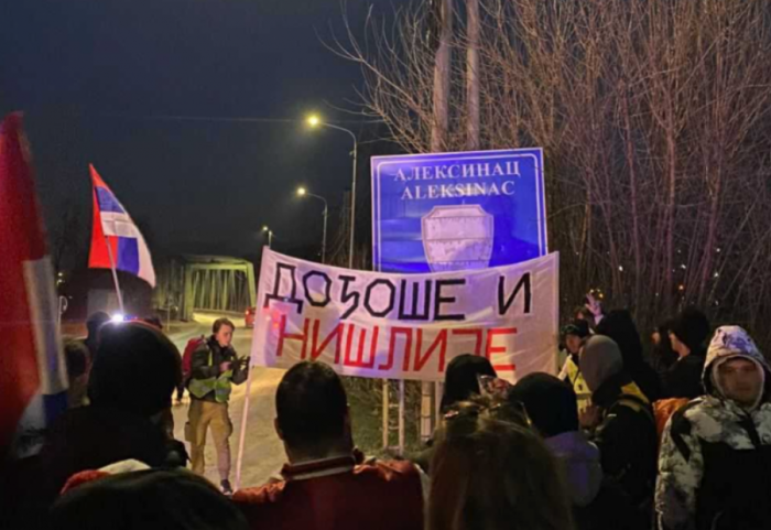 (FOTO) "Što volim što ste došli": Niški studenti stigli u Aleksinac, put ka Kragujevcu pešice nastavljaju ujutru