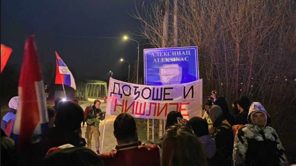 (FOTO) "Što volim što ste došli": Niški studenti stigli u Aleksinac, put ka Kragujevcu pešice nastavljaju ujutru