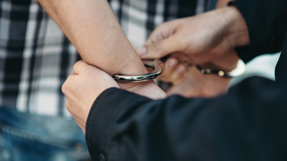 Uhapšen mladić (22) sa poternice u Novom Sadu, policija ga zatekla u dvorištu sugrađanina dok je krao alat