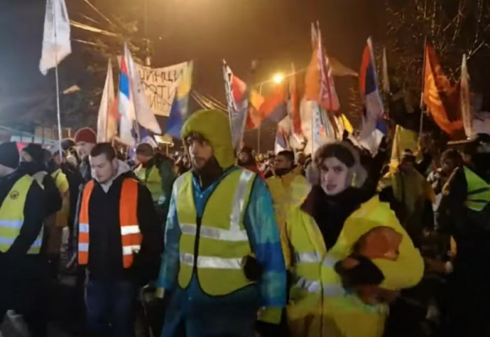 (VIDEO) So, pogača, vatromet i "ustanak, ustanak": Studenti koji pešače do Kragujevca dočekani u Orašcu i Aranđelovcu