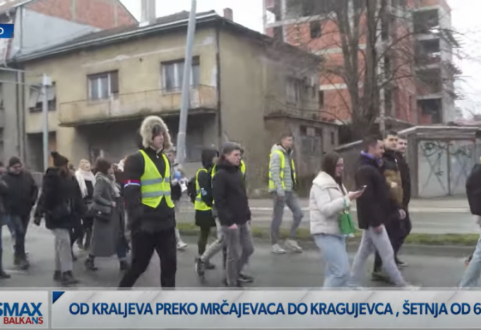 (VIDEO) Studenti iz Kraljeva sa Novopazarcima pešače do Kragujevca: Čekaju ih kolege iz Užica, Čačka i Gornjeg Milanovca