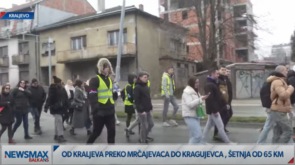 (VIDEO) Studenti iz Kraljeva sa Novopazarcima pešače do Kragujevca: Čekaju ih kolege iz Užica, Čačka i Gornjeg Milanovca