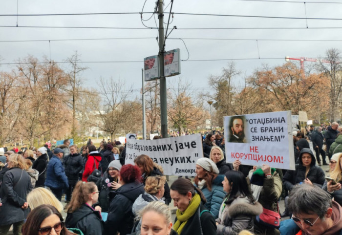 (FOTO) Prosvetari iz zajednice PULS ispred Ministarstva: "Nijedan zahtev nije ispunjen, u štrajku 98 škola u Beogradu"