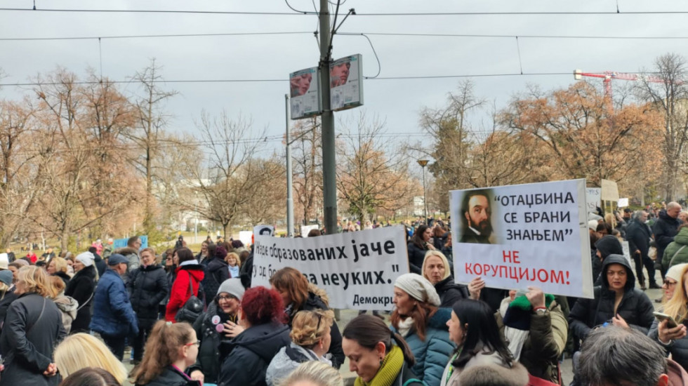 (FOTO) Prosvetari iz zajednice PULS ispred Ministarstva: "Nijedan zahtev nije ispunjen, u štrajku 98 škola u Beogradu"