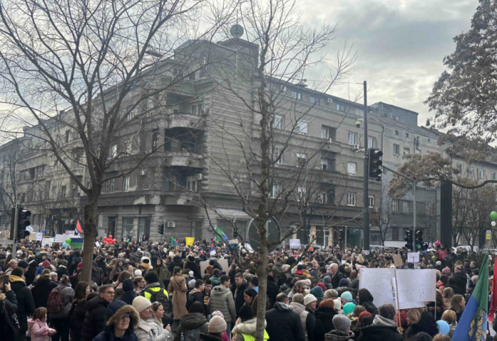 (FOTO/VIDEO) Učenici i nastavnici zemunskih škola blokirali Avijatičarski trg: "Studenti, niste sami"