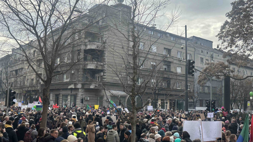 (FOTO/VIDEO) Učenici i nastavnici zemunskih škola blokirali Avijatičarski trg: "Studenti, niste sami"