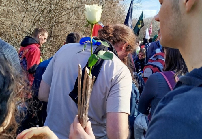 (FOTO/VIDEO) "Kojekude, snago": Beogradski i novosadski studenti dočekani u Topoli, iz Čumića idu pešice do Kragujevca