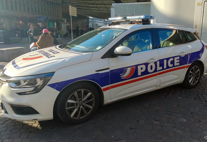 U Parizu uhapšen muškarac sa više noževa, povredio trojicu policajaca