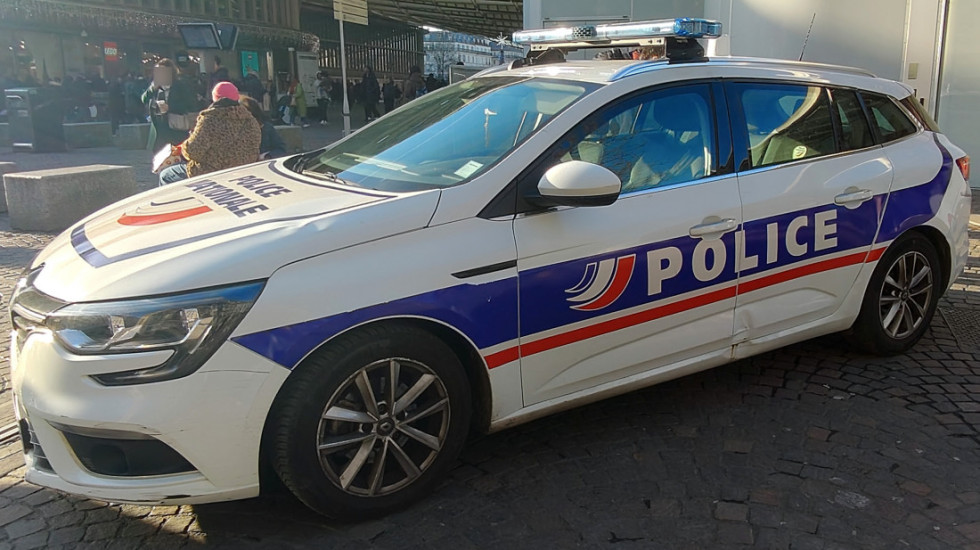 U Parizu uhapšen muškarac sa više noževa, povredio trojicu policajaca