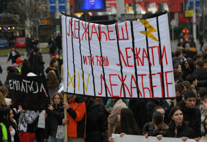 (FOTO) "Svi uz studente, ispunite nam zahteve, idemo u pobede": Protest srednjoškolaca ispred Vrhovnog javnog tužilaštva