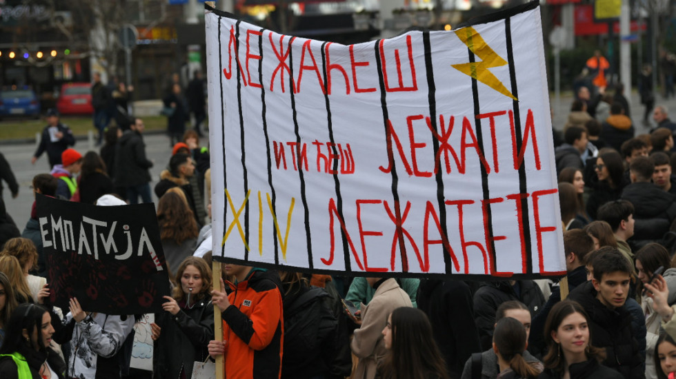 (FOTO) "Svi uz studente, ispunite nam zahteve, idemo u pobede": Protest srednjoškolaca ispred Vrhovnog javnog tužilaštva