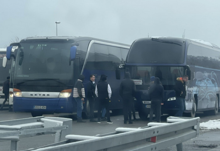 MUP: Nepoznata osoba kamenom oštetila autobus iz Republike Srpske, koji se vraćao sa skupa u Sremskoj Mitrovici