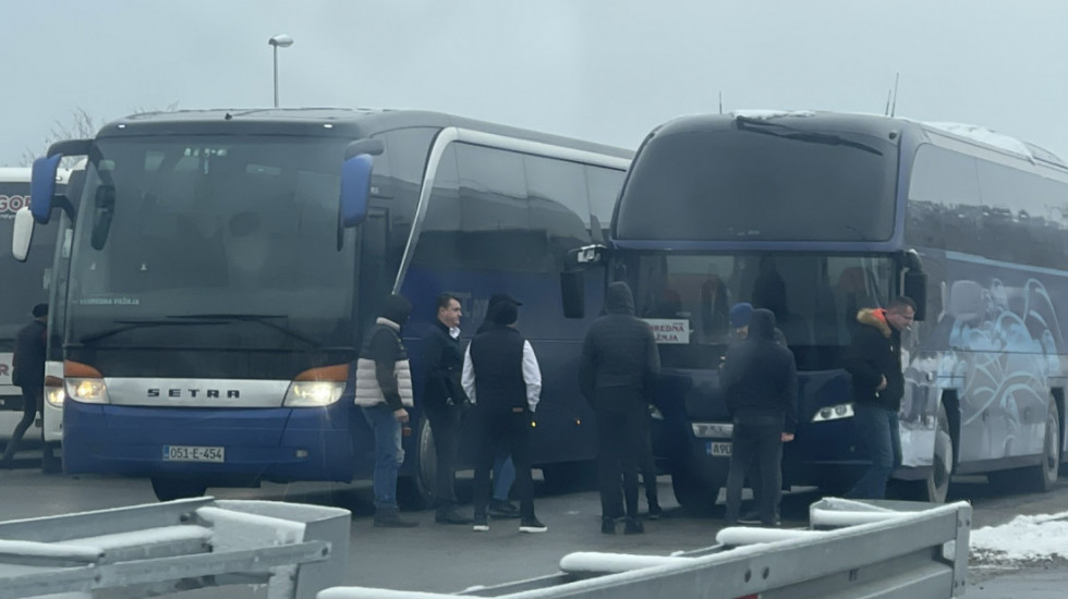 (VIDEO) Građani pristižu na skup u Sremskoj Mitrovici: Veliki broj autobusa došao iz Novog Sada, kao i iz Beograda