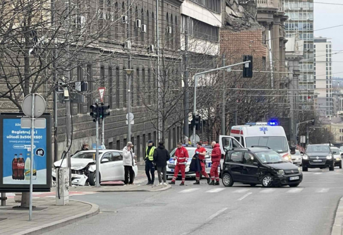 (FOTO) Saobraćajna nesreća u Nemanjinoj ulici, povređen taksista