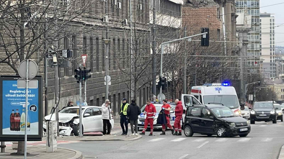 (FOTO) Saobraćajna nesreća u Nemanjinoj ulici, povređen taksista