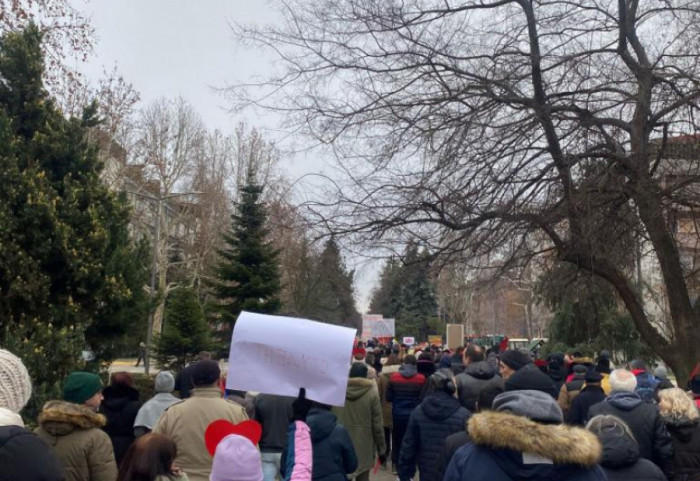 (FOTO/VIDEO) "Sloboda ili ništa": Subotičani šetali za stradale u Novom Sadu, okupljeni nosili srca od kartona