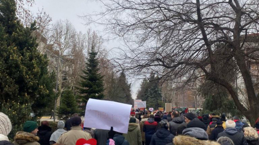 (FOTO/VIDEO) "Sloboda ili ništa": Subotičani šetali za stradale u Novom Sadu, okupljeni nosili srca od kartona