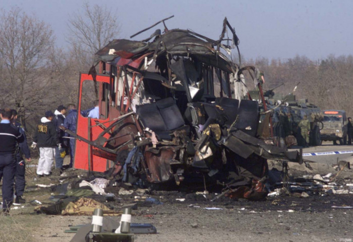 (FOTO) "Svi ćute, ali mi ne smemo": Ubijeno 12 osoba u napadu na autobus kod Podujeva, niko nije odgovarao za zločin