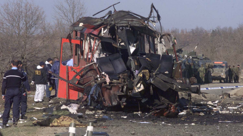 (FOTO) "Svi ćute, ali mi ne smemo": Ubijeno 12 osoba u napadu na autobus kod Podujeva, niko nije odgovarao za zločin